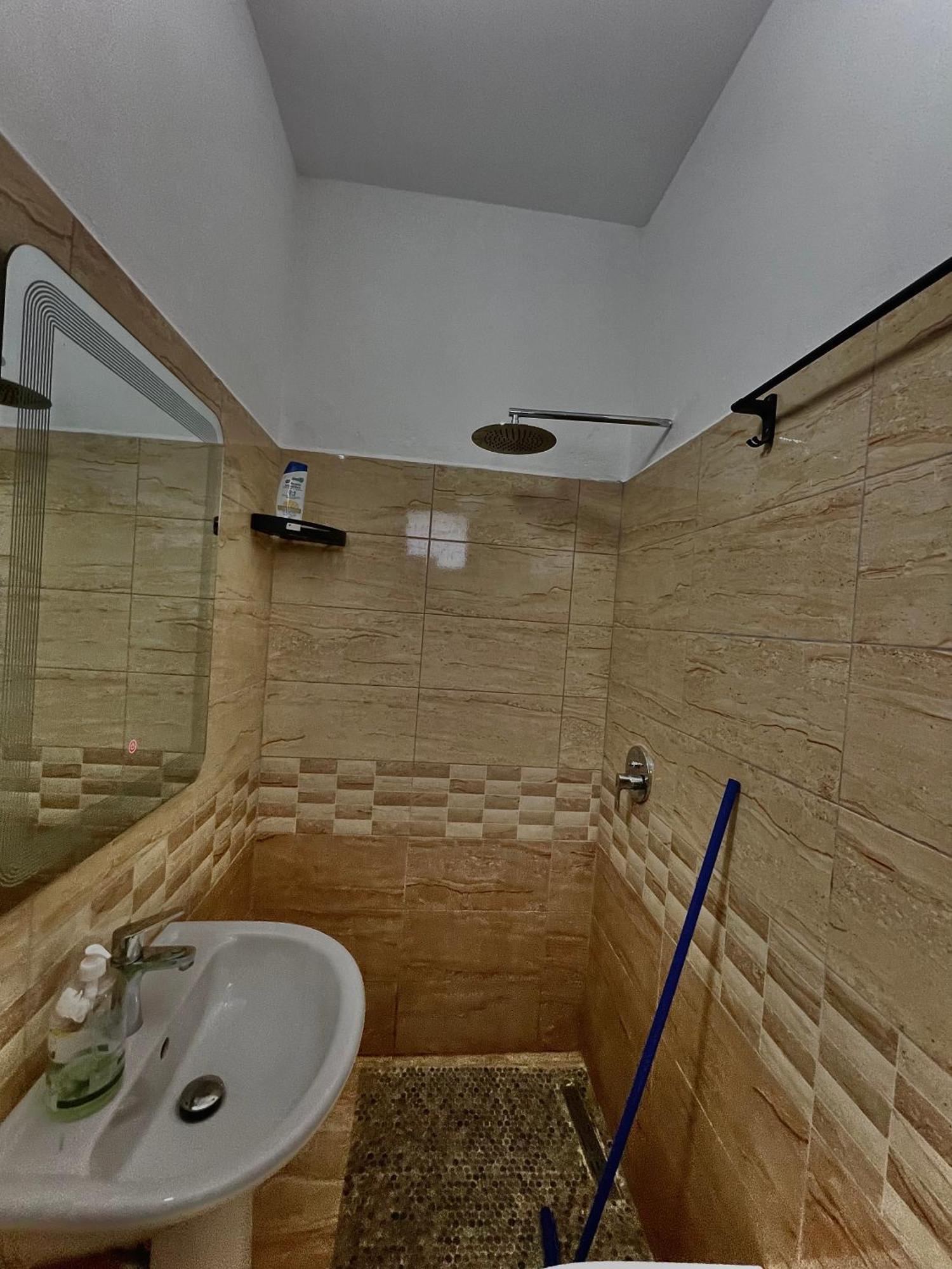 Lazer Cardaku Guesthouse 瓦勒博内 外观 照片